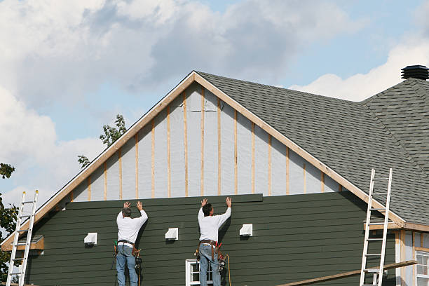Professional Vinyl Siding technician working in Kent, OH